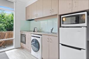 A cozinha ou kitchenette de Contemporary 1-Bed Apartment Moments from MCG DUPLICATE