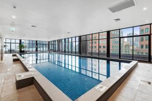 Central Southbank 1-Bed Apartment tesisinde veya buraya yakın yüzme havuzu