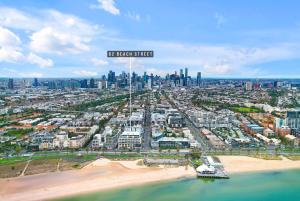 eine Luftansicht auf eine Stadt mit Strand und Gebäuden in der Unterkunft Bespoke 2-Bed Beachfront Apartment in Melbourne