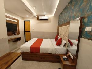 - une chambre avec un lit et une télévision dans l'établissement Hotel Dream Palace Residency - Near US Consulate, BKC LBS Marg, à Mumbai