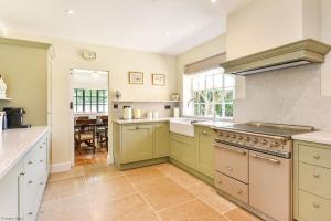 Köök või kööginurk majutusasutuses Farthings - large cottage with pool