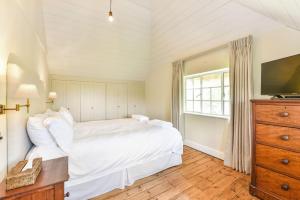 Voodi või voodid majutusasutuse Farthings - large cottage with pool toas +38 fotot