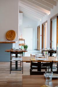 uma sala de jantar com mesas e cadeiras de madeira em Cascina Bagaggera em Rovagnate