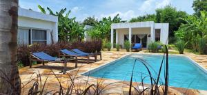eine Villa mit einem Pool und einem Haus in der Unterkunft Relax Villas Kiwengwa in Kiwengwa