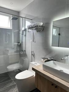 Łazienka z białą toaletą i umywalką w obiekcie HOANG LINH PHAT HOTEL w mieście Da Lat