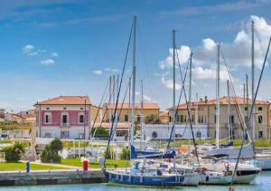 een groep boten aangemeerd in een haven bij La Casetta Del Mare in Toscana in Marina di Pisa