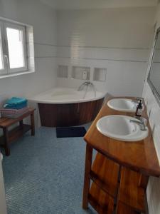 A bathroom at Ferienhaus Judit