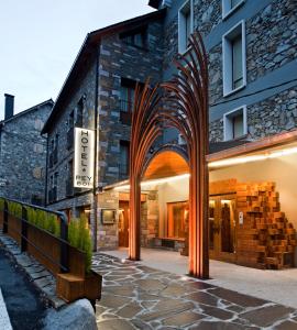 un accès à un bâtiment avec une arche dans l'établissement Hotel Pey, à Bohí