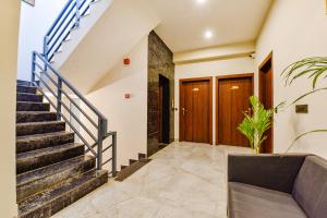 齋浦爾的住宿－FabHotel Pravaasam Residency，沙发房子的楼梯
