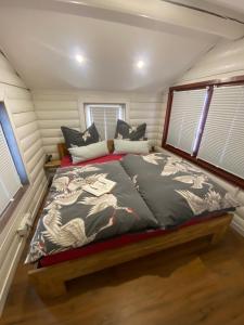 een slaapkamer met een bed in een tiny house bij Ferienhaus“Wieden am See“ in Sievern