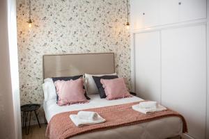 una camera da letto con un letto e due asciugamani di A Casa Das Letras a Cangas de Morrazo