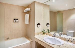 W łazience znajduje się wanna, umywalka i wanna. w obiekcie NH Ciutat de Reus w mieście Reus