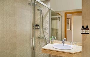 W łazience znajduje się umywalka i prysznic. w obiekcie NH Ciutat de Reus w mieście Reus