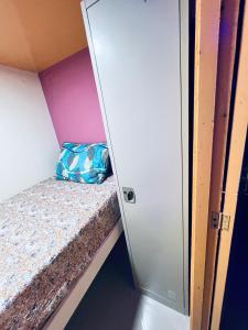 Postel nebo postele na pokoji v ubytování Moon Backpackers Burjman Exit 2, Family Partitions, Loft partitions,