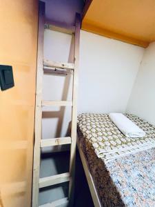 Postel nebo postele na pokoji v ubytování Moon Backpackers Burjman Exit 2, Family Partitions, Loft partitions,