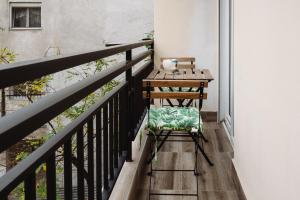 einen Balkon mit einem Tisch und einem Stuhl in der Unterkunft Lef Apartment in Thessaloniki