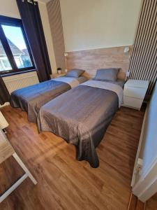 sypialnia z 2 łóżkami i oknem w obiekcie Lugn och skön lägenhet centralt. w Göteborgu