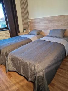 2 łóżka w pokoju hotelowym w obiekcie Lugn och skön lägenhet centralt. w Göteborgu