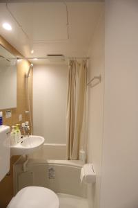 uma casa de banho com um WC, um lavatório e um chuveiro em West side Shinjuku-gyoen ウエストサイド新宿御苑 #MGW em Tóquio