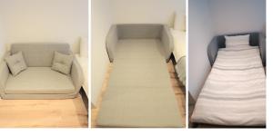 dos fotos de un sofá y una cama en una habitación en West side Shinjuku-gyoen ウエストサイド新宿御苑 #MGW, en Tokio