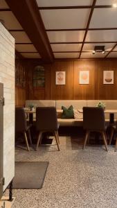 Hotel Waldhorn في شتوتغارت: غرفة طعام مع طاولة وكراسي طويلة