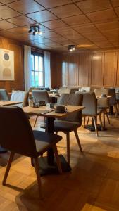 un comedor con mesas y sillas en una habitación en Hotel Waldhorn, en Stuttgart