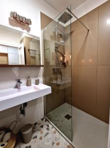 ein Bad mit einer Dusche und einem Waschbecken in der Unterkunft Charming Apartman in Budapest