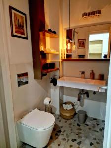 ein Badezimmer mit einem weißen WC und einem Waschbecken in der Unterkunft Charming Apartman in Budapest