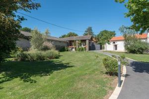 una casa con un patio con entrada en Le Vent d'Ouest - Gîte de charme La Marette, en Pornic