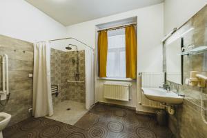 Vannituba majutusasutuses Grand Tábor
