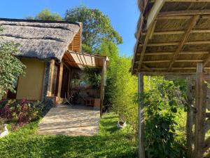 Tiret Riverside Resort and Retreat外面的花园