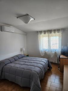 スルモーナにあるDama - Attic with fireplace and air conditioningのベッドルーム(大型ベッド1台、窓付)