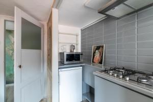 a kitchen with a sink and a microwave at Attic San Marco for 5 Person - AC - Wifi in Venice