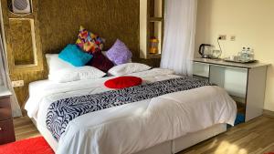 Tiret Riverside Resort and Retreat客房内的一张或多张床位