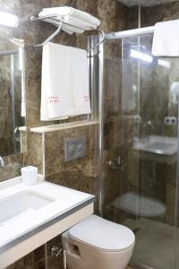 y baño con aseo, lavabo y ducha. en Akdeniz Yaşam Otel, en Silifke