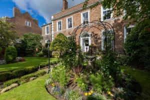 un jardín frente a una casa de ladrillo en Highgate House en Whitby