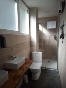 馬德里的住宿－Dreams Low Cost，浴室配有卫生间、盥洗盆和淋浴。