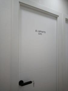 una puerta corredera de cristal con una señal en ella en Dreams Low Cost, en Madrid