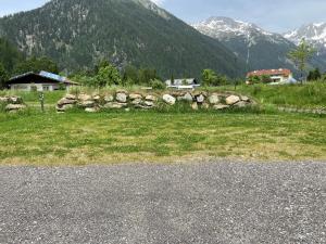 ein Grasfeld mit Bergen im Hintergrund in der Unterkunft Camping HOCHoben in Mallnitz
