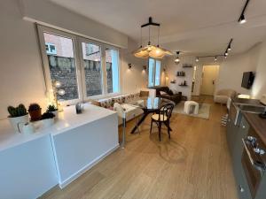 une cuisine et un salon avec une table et des chaises dans l'établissement Havre des Anges - Pont de Fragnée, Guillemins, à Liège 44 autres photos