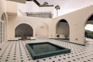 um pátio com piscina no meio de uma casa em Hotel Estefania Boutique Suites em Los Cristianos