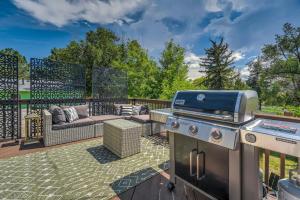 Fotografie z fotogalerie ubytování Lion Lodge - Prime Spot Game Room Hot Tub Fire Pit v destinaci Colorado Springs