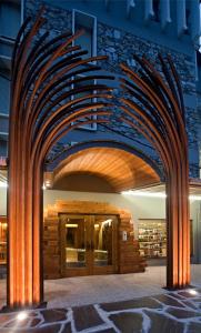 an archway in a building with a store at Hotel Pey in Bohí