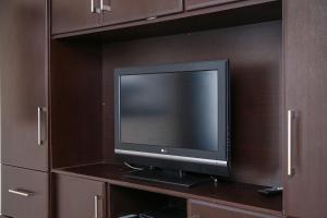 A television and/or entertainment centre at The Melrose Kernick Avenue Apartment