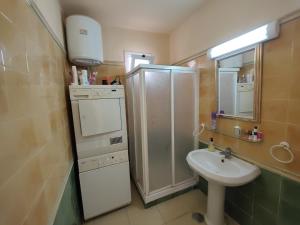 a small bathroom with a sink and a shower at Alma libre in Tijoco de Abajo