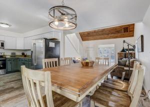 cocina y comedor con mesa de madera y sillas en Lorraine Loft - Pet-Friendly Game Room Hot Tub Pit, en Woodland Park