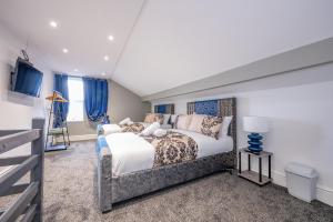 um quarto com uma cama king-size e cortinas azuis em *RA10W* For your most relaxed & Cosy stay + Free Parking + Free Fast WiFi * em Belle Isle