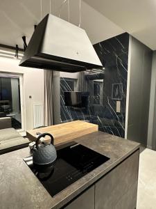una cucina con un bollitore per il tè su un fornello di Warszawska - apartament na wynajem! a Gorzów Wielkopolski