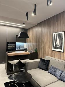 un soggiorno con divano e cucina di Warszawska - apartament na wynajem! a Gorzów Wielkopolski