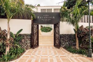 un ingresso dell'hotel con un cartello che indica l'hotel in cui si trova di Hotel Estefania Boutique Suites a Los Cristianos